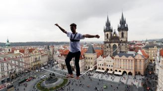 Záběry, ze kterých dostanete závrať. Provazochodci přešli na laně nad Staroměstským náměstím