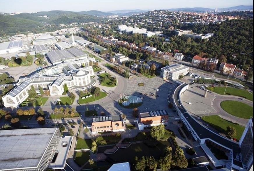 Takový pohled na Brno a výstaviště se naskytne cestujícím z lanovky mezi Pisárkami a Bohunicemi.