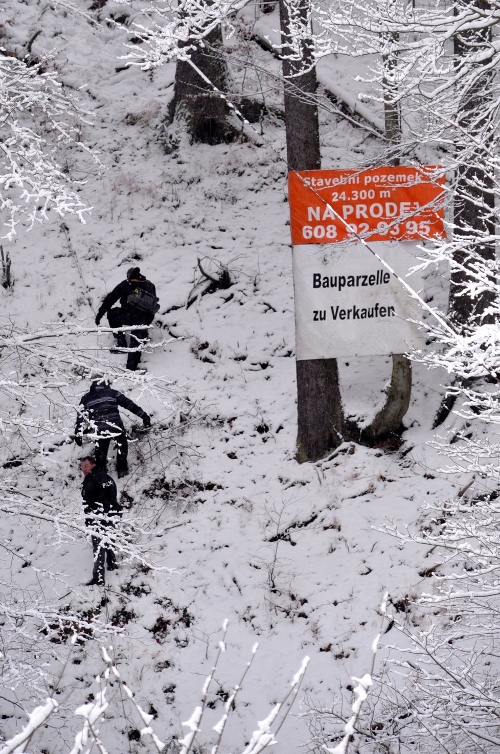 Kabina s lidmi spadla v úbočí prudkého kopce