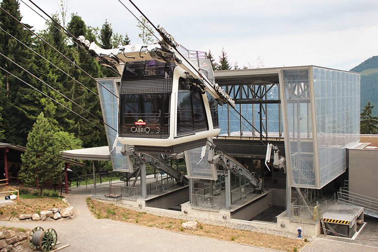 Kabina s otevřeným horním podlažím lanovky CabriO na Stanserhorn