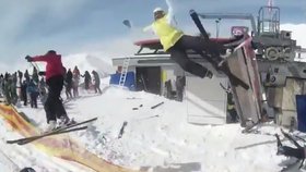 Splašená lanovka vyhodila vyděšené lyžaře ze sedačky.