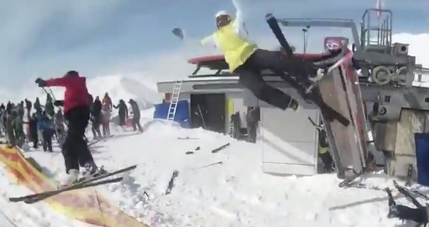 Splašená lanovka vyhodila vyděšené lyžaře ze sedačky.
