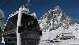 V italském horském středisku evakuují cestující uvízlé v lanovce.