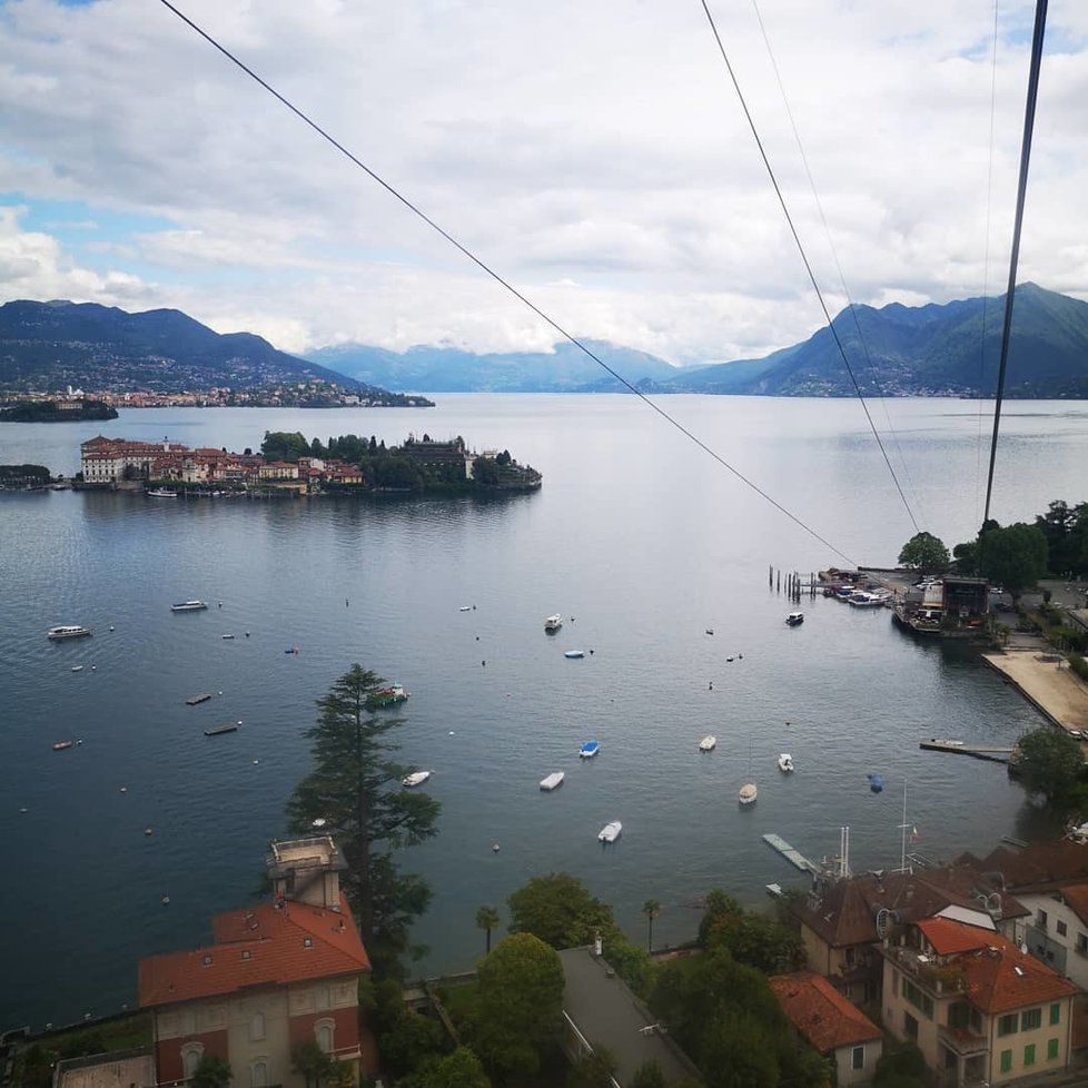 Lanovka nabízí parádní výhled z hory na jezero.