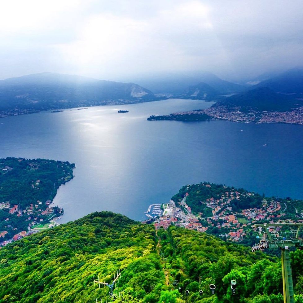 Lanovka nabízí parádní výhled z hory na jezero.