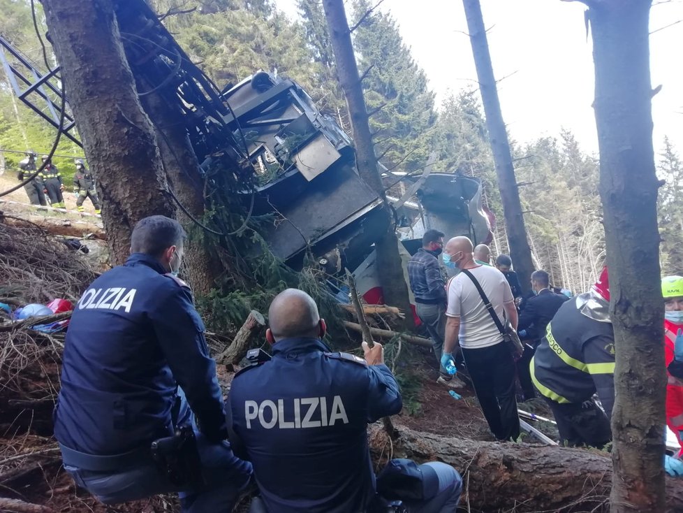 Kabina lanovky dopadla u lesa na svahu.