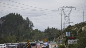 V kanadském městě Squamish se zřítila lanovka. Naštěstí nebyl nikdo zraněn, protože nebyla v době pádu v provozu. Okolnosti šetří policie