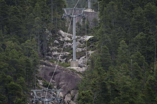 V kanadském městě Squamish se zřítila lanovka. Naštěstí nebyl nikdo zraněn, protože nebyla v době pádu v provozu. Okolnosti šetří policie