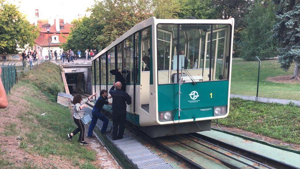 Lanová dráha na Petřín při poruše.