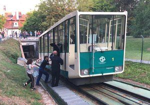 Lanová dráha na Petřín opět nejezdí, cestující museli evakuovat.