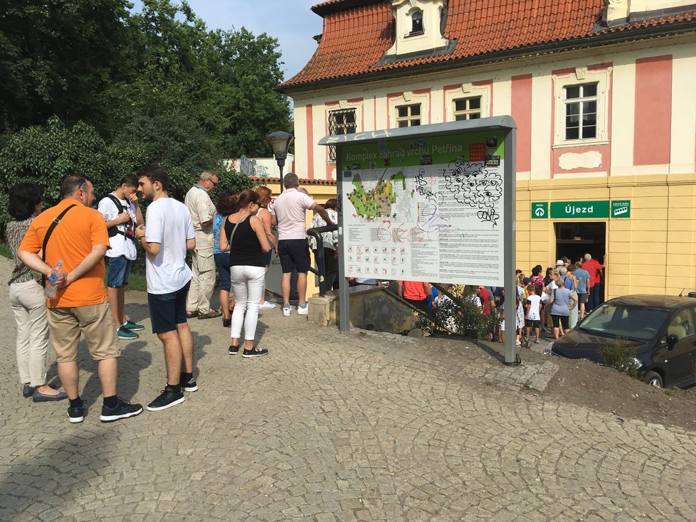 Lanová dráha na Petřín se nárazově potýká s nápory turistů.