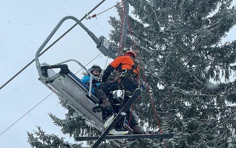 Vyprošťování zaseknutých lyžařů z lanovky (6.2.2022)