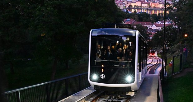 Lanovka na Petřín je zpátky: Vozy se červenají jako milenci!