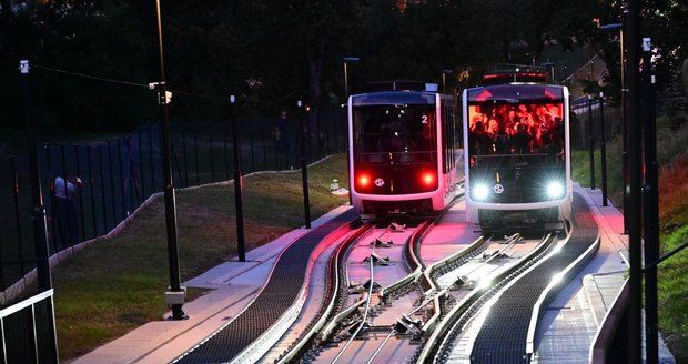 Lanovka na Petřín je zpátky: Vozy se červenají jako milenci!