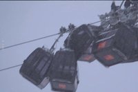 Horor v lyžařském areálu: Na lanovce se srazilo 5 kabinek!