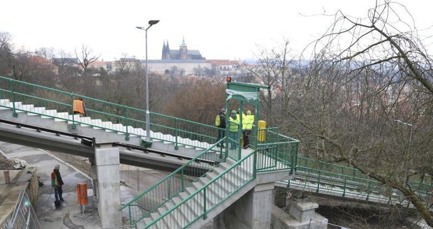 Dělníci dodělávají poslední opravy.