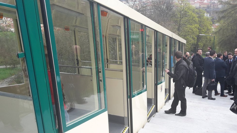 Lanovka na Petřín nejezdí, dopravní podnik ji preventivně zastavil kvůli brzdám.