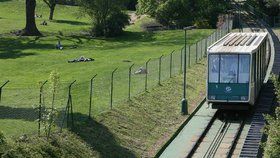 Lanovka na Petřín nejezdí, dopravní podnik ji preventivně zastavil kvůli brzdám.