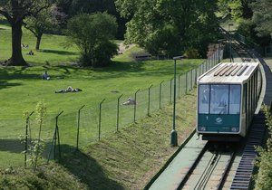 Lanovka na Petřín nejezdí, dopravní podnik ji preventivně zastavil kvůli brzdám.