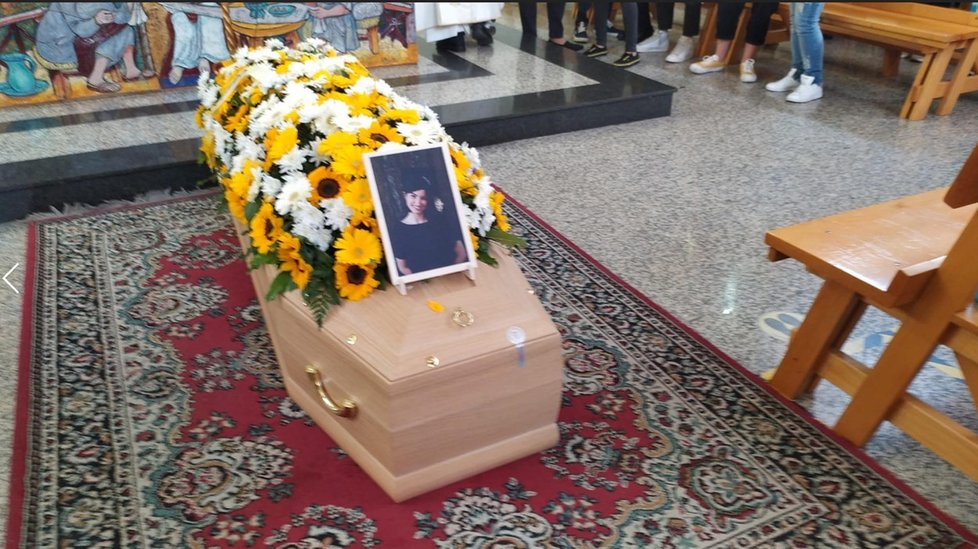 Poslední rozloučení se Serenou Cosentinovou, která zemřela při nehodě lanovky v Itálii.