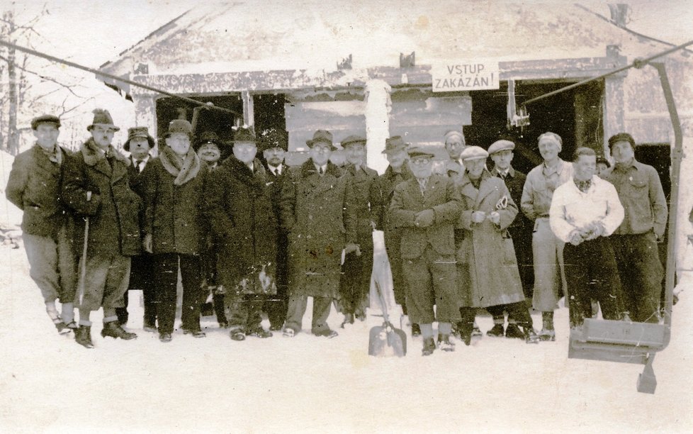 Kolaudační komise u nově postevné budovy horní stanice v roce 1943.