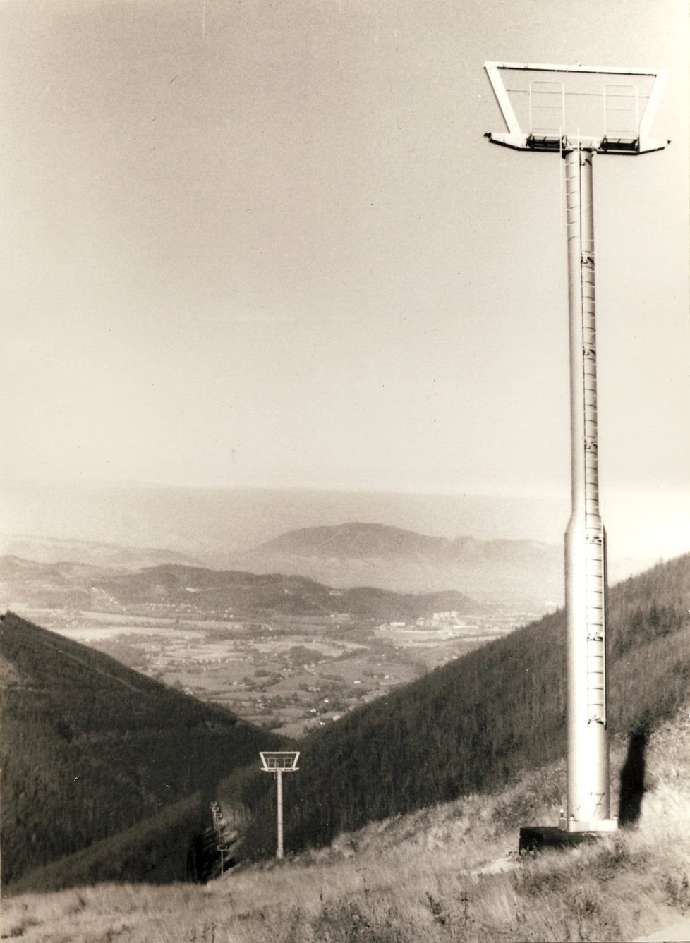 Výstavba současné lanovky v roce 1986.