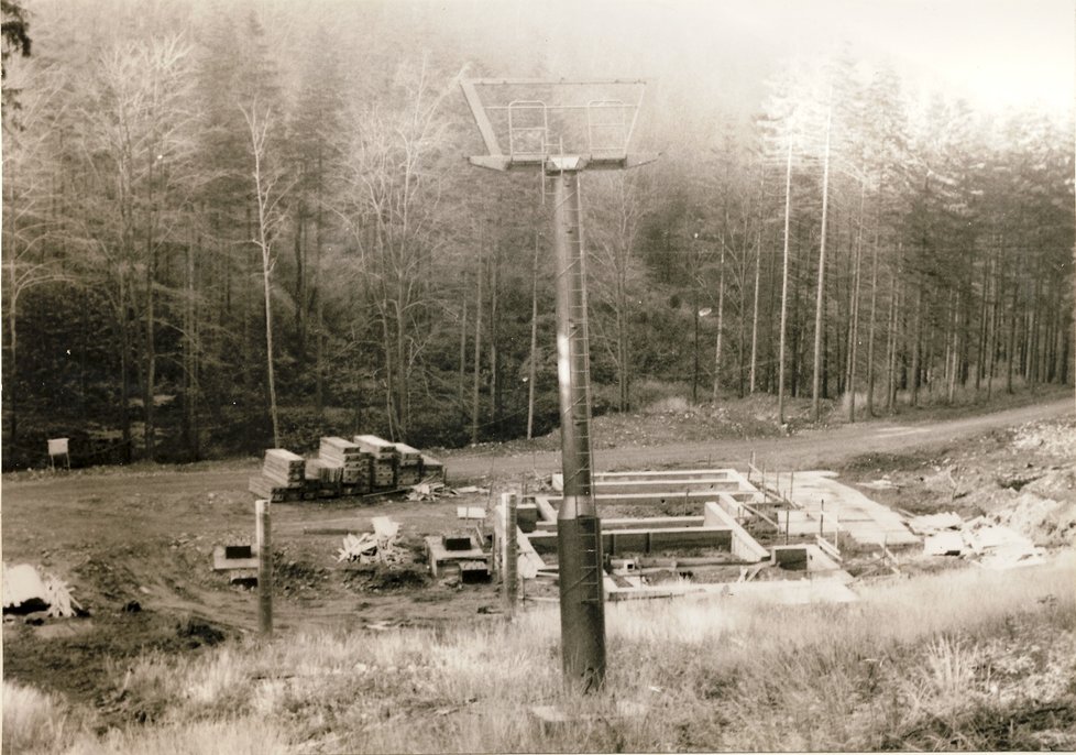 Výstavba současné lanovky v roce 1986.