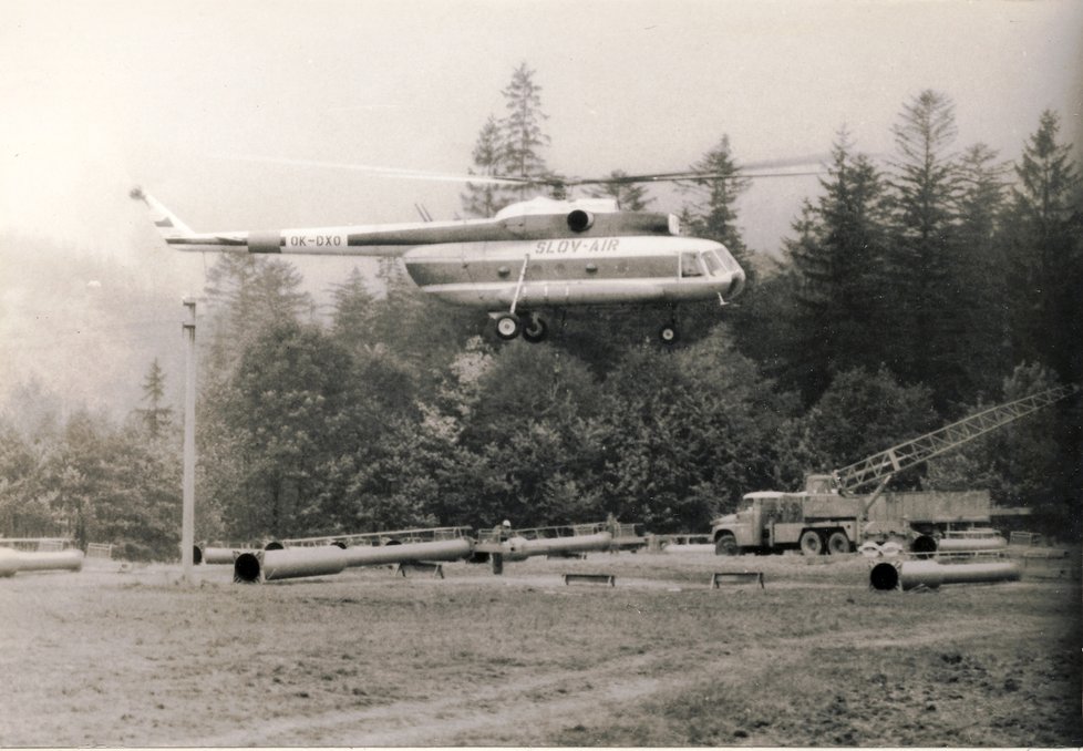 Výstavba současné lanovky v roce 1986.