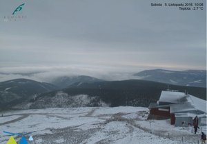 Takhle to v sobotu ráno vypadalo na Sněžce. Silný vítr zastavil horní úsek lanovky.