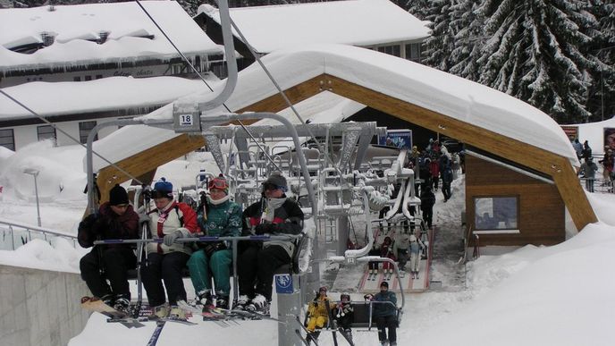 Lanovka v lyžařském středisku Špičák na Šumavě.