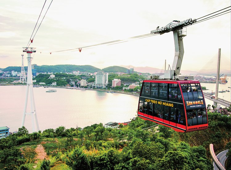 Lanovka s největšími kabinami na světě nad zálivem Halong Bay ve Vietnamu