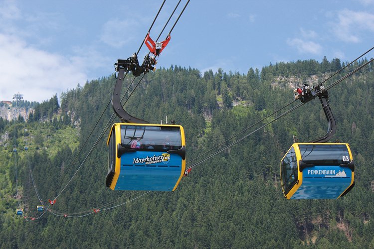 Dolní část trasy nové lanovky Penkenbahn v rakouském Mayrhofenu