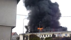 Galvanovna v Lanškrouně byla pohlcena ohněm.