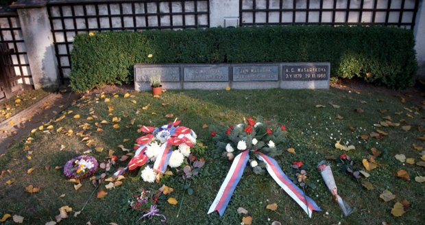Rodinný hrob prvního československého prezidenta Tomáše Garrigua Masaryka (TGM) v Lánech na Rakovnicku. (náhrobky zleva: Charlotte Garrigue Masaryková, Tomáš Garrigue Masaryk, Jan Masaryk, Alice Garrigue Masaryková).