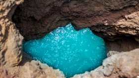 Los Hervideros – „vařící prameny“ – vznikly v době sopečných erupcí na jihozápadním pobřeží ostrova. Tvoří je zkamenělá sopečná láva, která ztuhla v moři. Obdivovat ohromnou sílu oceánu můžete úplně zblízka.
