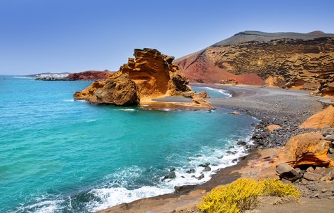 Kam za teplem? Zaleťte si na Lanzarote. Ostrov vonící oceánem a Saharou 