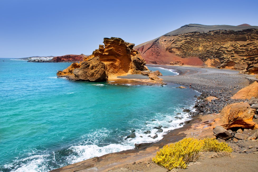 Lanzarote, nejsevernější z Kanárských ostrovů, boduje u dovolenkářů hlavně celoročně příjemným podnebím.