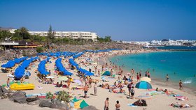 Oblíbená pláž Blanca na španělském ostrově Lanzarote.