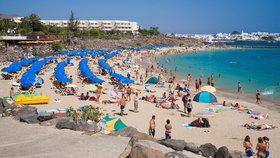 Oblíbená pláž Blanca na španělském ostrově Lanzarote.