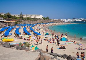 Oblíbená pláž Blanca na španělském ostrově Lanzarote.