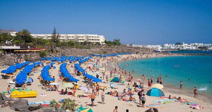 Oblíbená pláž Blanca na španělském ostrově Lanzarote.