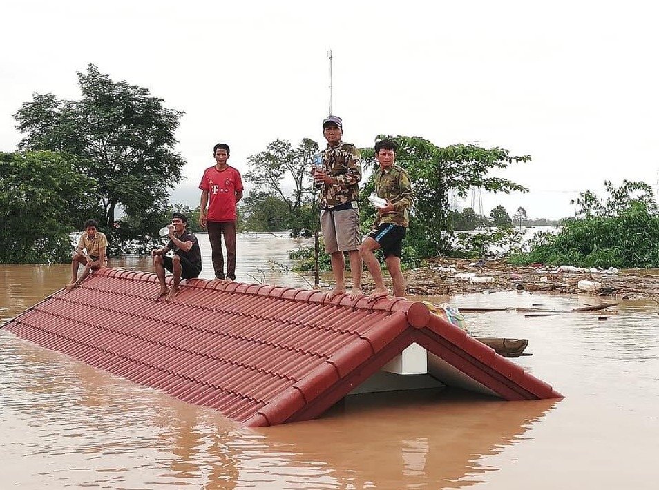 V Laosu se protrhla přehrada, stovky lidí pohřešují, počet obětí zatím není známý (24. 7. 2018).