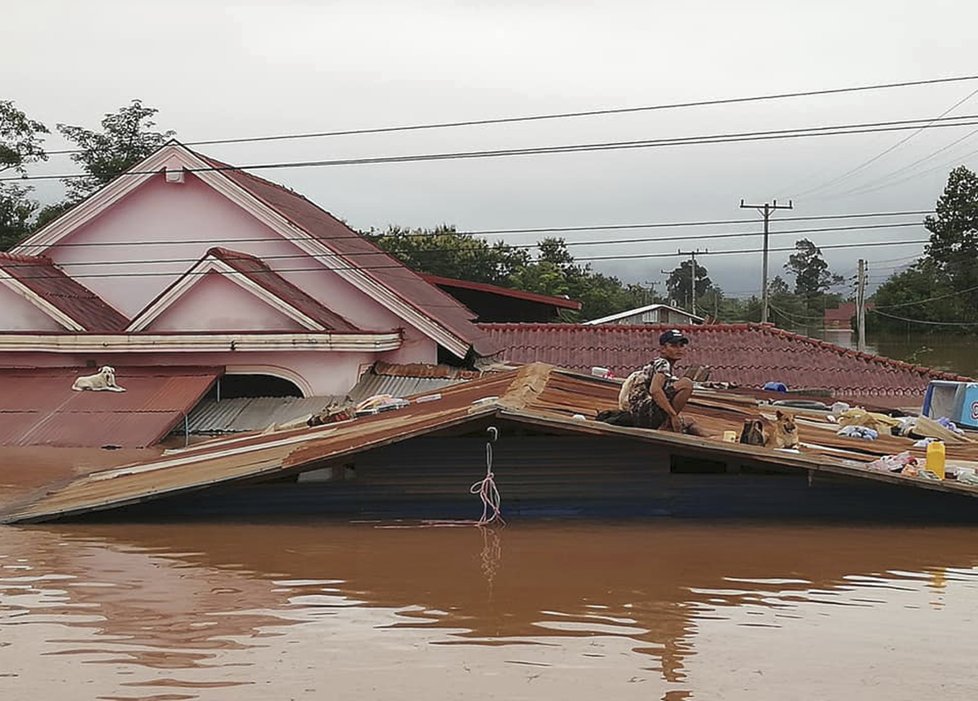 Při záchranných akcích na jihu Laosu, kde se v pondělí protrhla hráz rozestavěné přehrady, bylo dosud objeveno 19 mrtvých