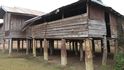 Lidová tvořivost Laosanů: Z pozůstatků bombardování vznikly bizarní architektonické prvky i věci každodenní potřeby