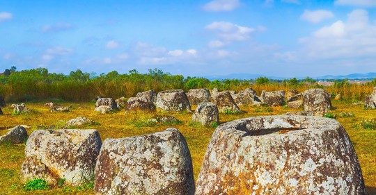Nerozluštěná záhada kamenných džbánů v severozápadním Laosu trápí archeology již desítky let