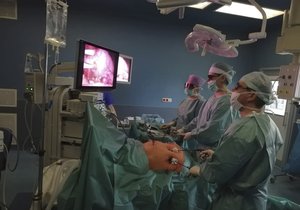 Nemocnice TGM Hodonín začala používat 3D laparoskop. Lékaři zákrok vidí přes 3D brýle ve vysokém rozlišení.