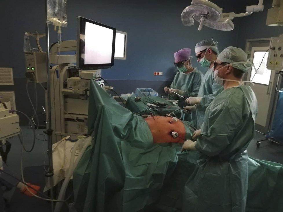 Nemocnice TGM Hodonín začala používat 3D laparoskop. Lékaři zákrok vidí přes 3D brýle ve vysokém rozlišení.