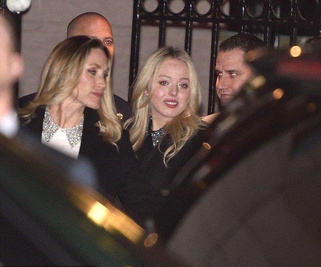 Trumpova snacha Lara Yunaska Trump (vlevo) a jeho nejmladší dcera Tiffany Trump (vpravo)