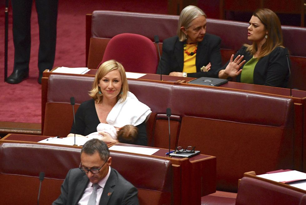 Australská senátorka Larissa Waters nakojila dceru Aliu v práci.
