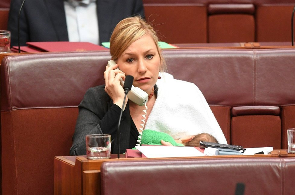 Australská senátorka Larissa Watersová kojila svou dceru Aliu Joy v červnu 2017 přímo v Senátu.